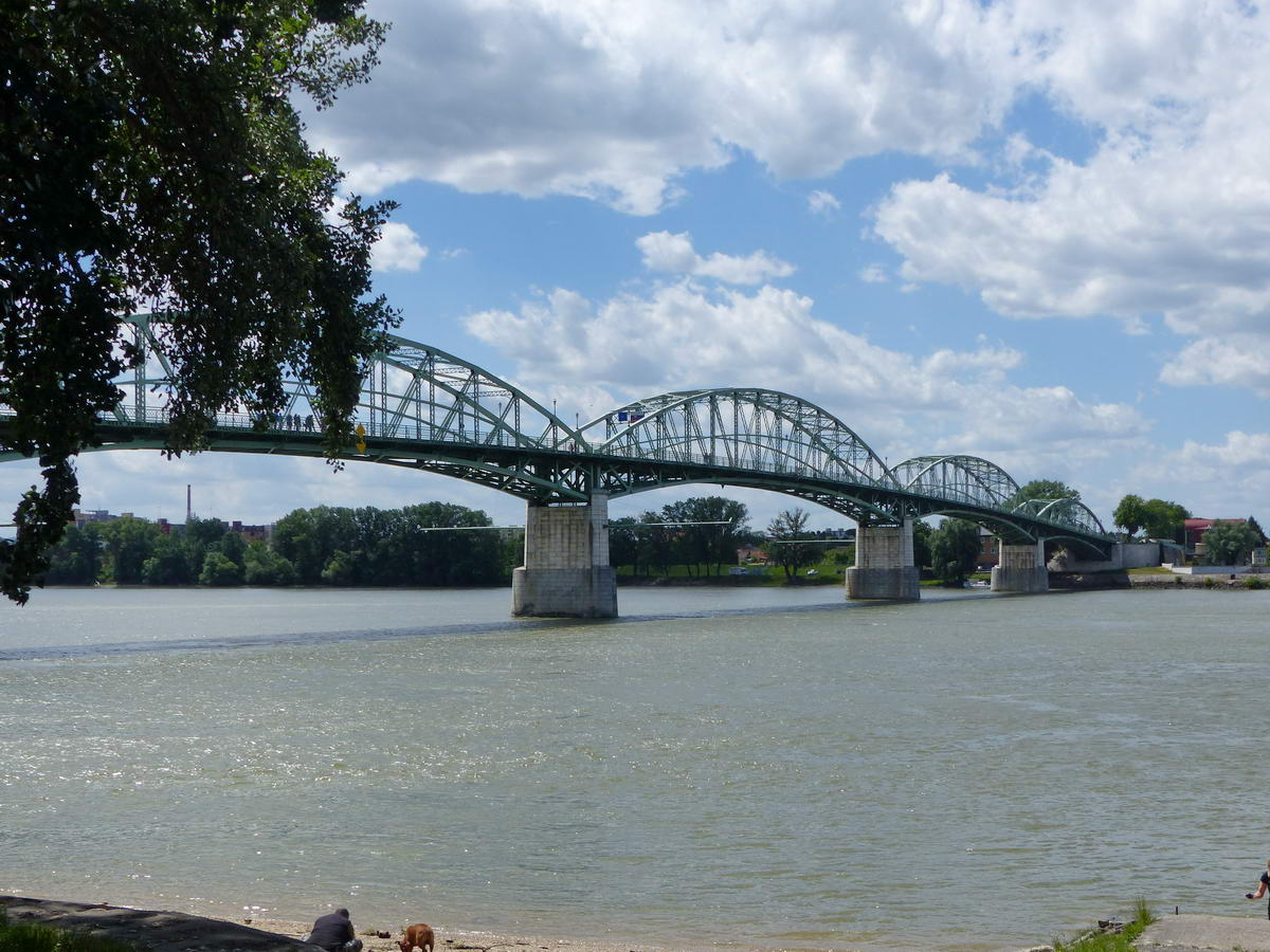 A Mária Valéria híd látképe a Duna-partról
