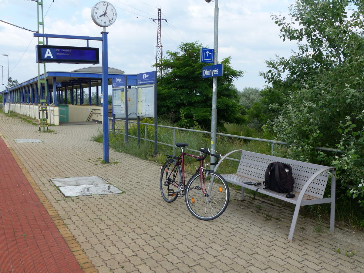Készülődés a dinnyési vasúti megállóhely peronján