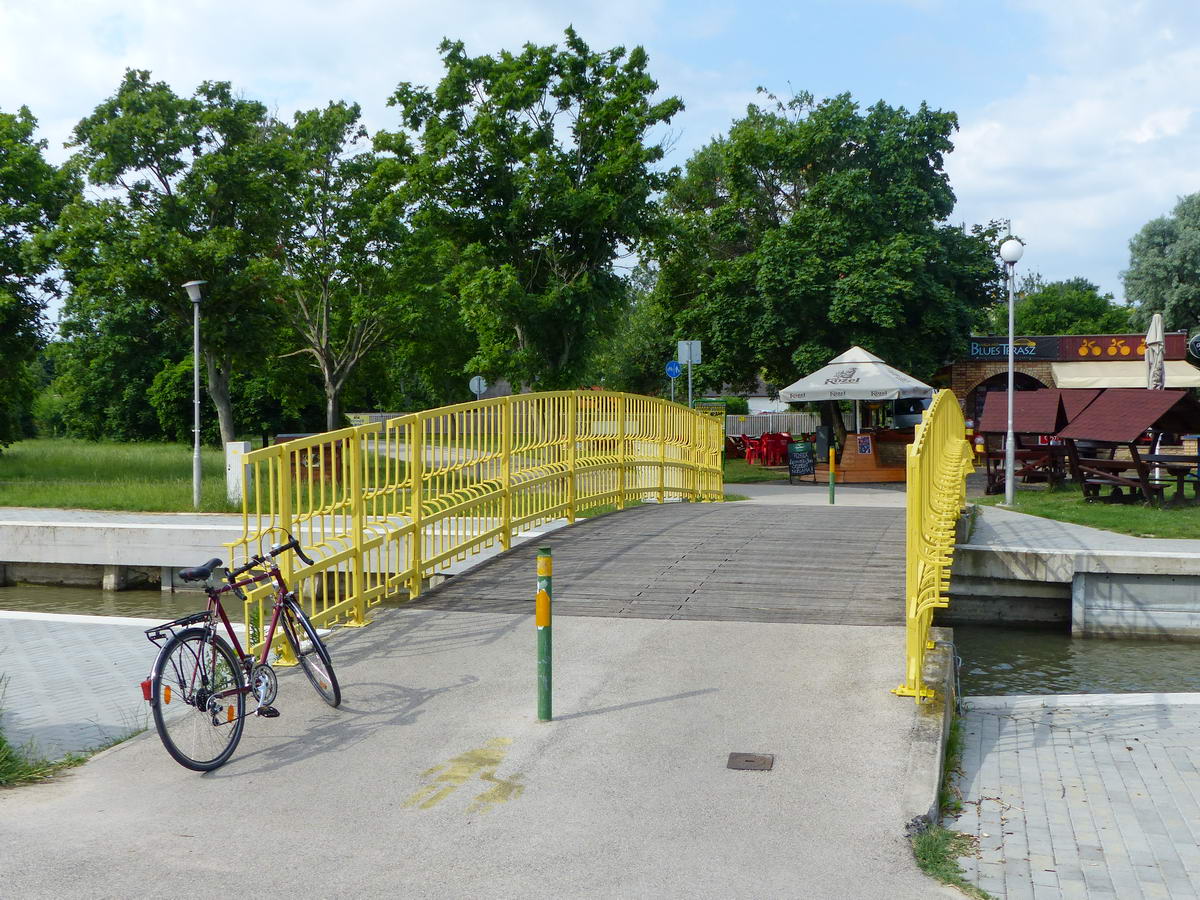 Híd a kerékpárosok számára Gárdonyban, egy, a Velencei-tóba torkolló csatorna felett
