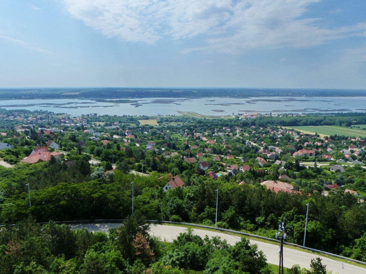 Kilátás a Velencei-tó középső részére