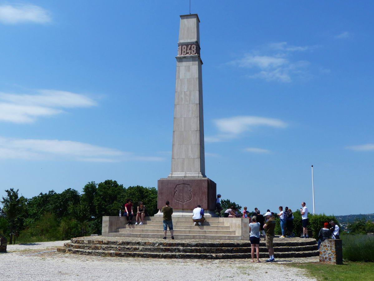 A pákozdi csata emlékműve. Mellé települt a Katonai Emlékpark.
