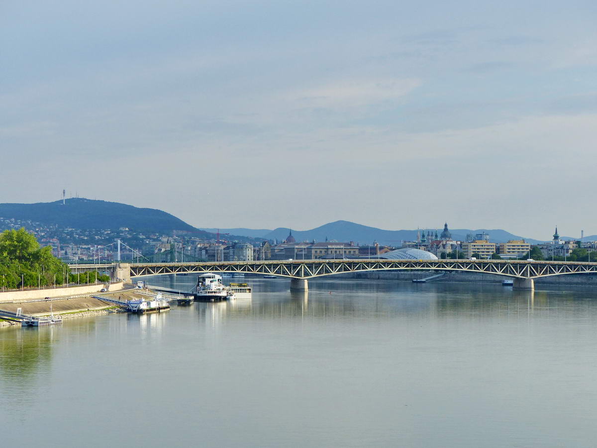 Kilátás a hídról a Dunára, valamint a budai és pilisi hegyekre