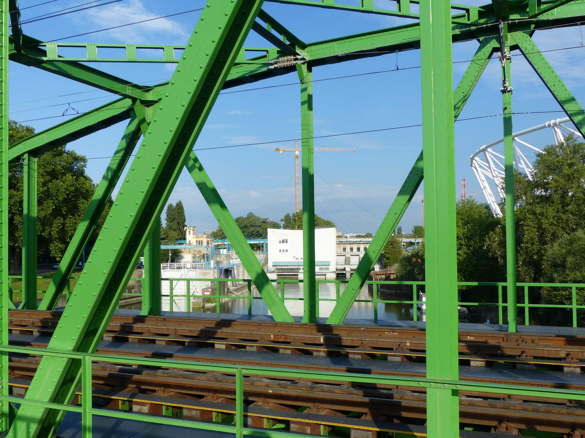 A Kvassay zsilip a Soroksári-Dunán átvezető hídról nézve. Ez a pont a Csepel-sziget (balra) legészakibb pontja