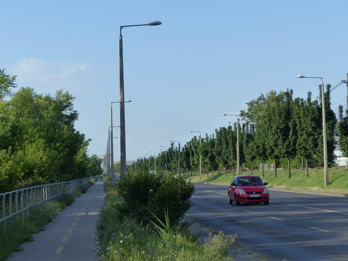 A Weiss Manfréd út mellett vezető kerékpárúton tekertem ki Csepelre