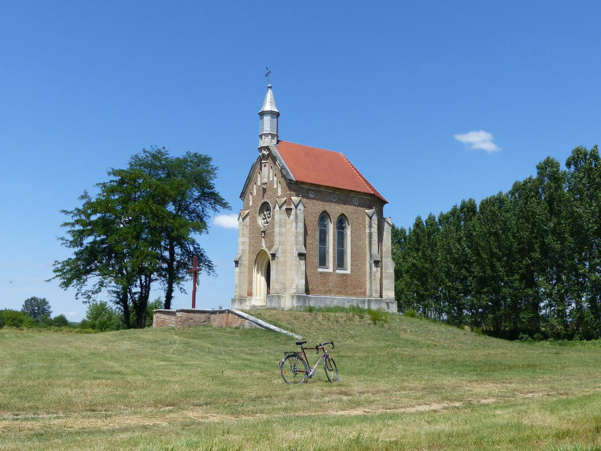 A lórévi komp mellett áll a Zichy kápolna