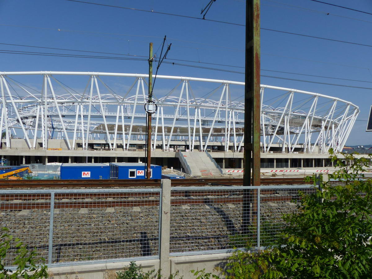 Hát fényképezni! Itt éppen az épülő atlétikai stadiont! Részben az építése miatt van ez a terelés.