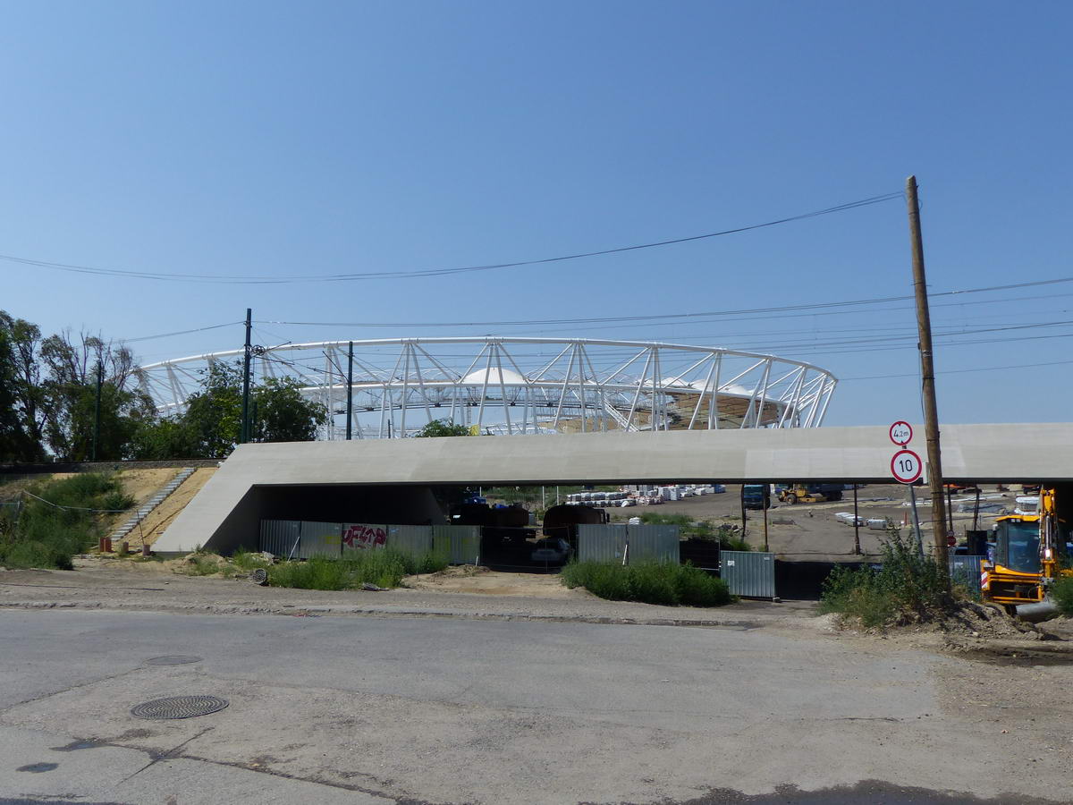 Az épülő atlétikai stadion egyik bejárata. A HÉV hídjának építése miatt hónapokig csak a stadionig jártak a szerelvények, nem pedig a Boráros térig!