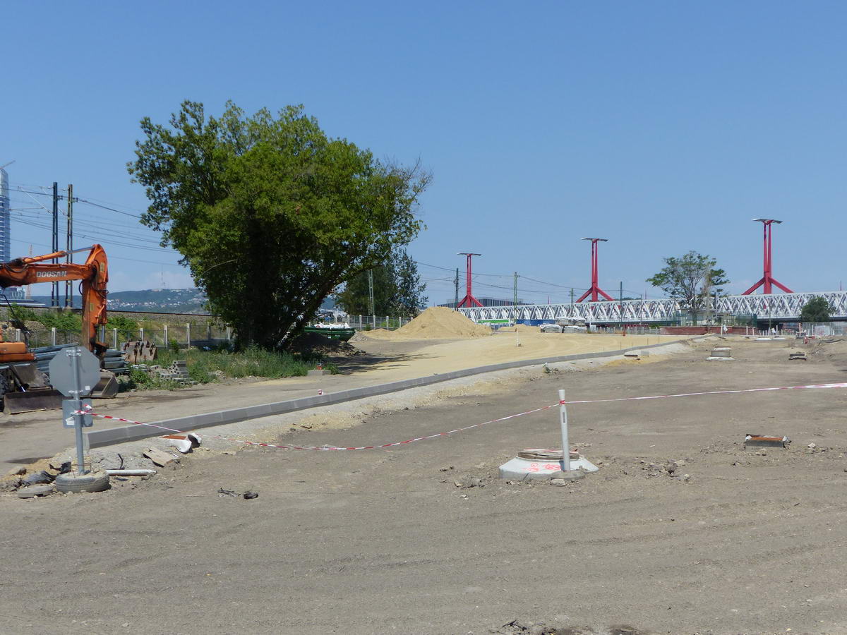 Már folyik a tereprendezés a stadion körül. A távolban a felújított vasúti híd rácsos szerkezete is látszik. 