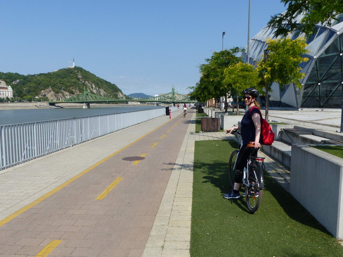 Viszont itt már szép és jó kerékpárút vezetett a Fővám tér felé. A zöld kockákba nem igazi, hanem műfű szőnyeg van leterítve!