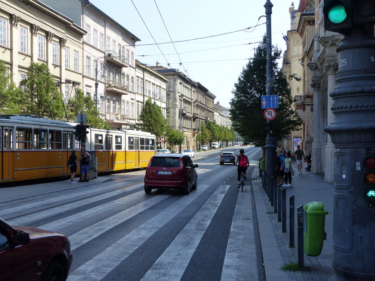 Ráfordultunk a Vámház körútra. Szilvi bosszúja, hogy megint meglép előlem, míg én fényképezek. Csak a Kálvin téren értem utol.