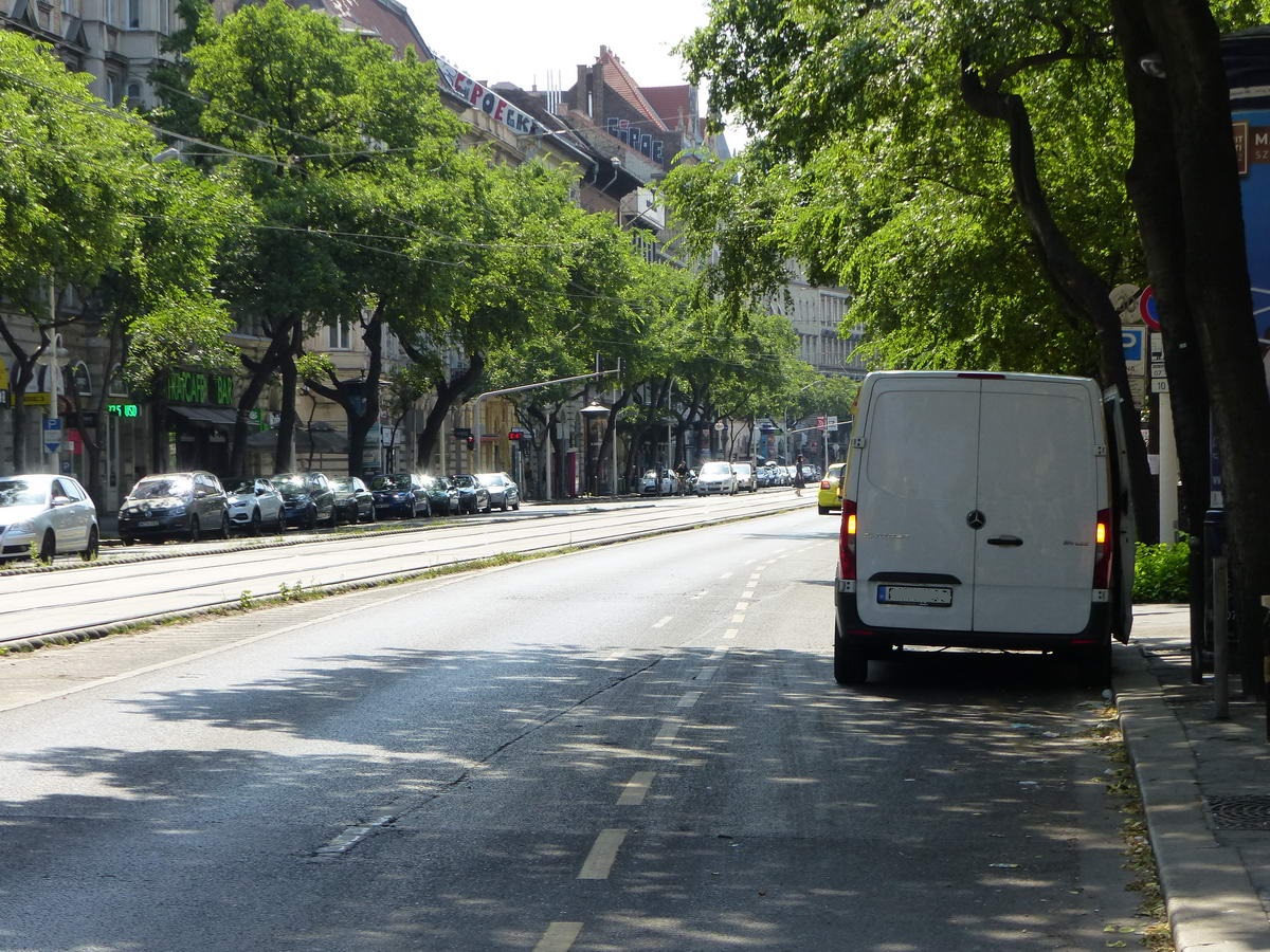 Ez a furgon egy cseppet elzárja a kerékpárosok útját, de legalább a vészvillogóját bekapcsolta!