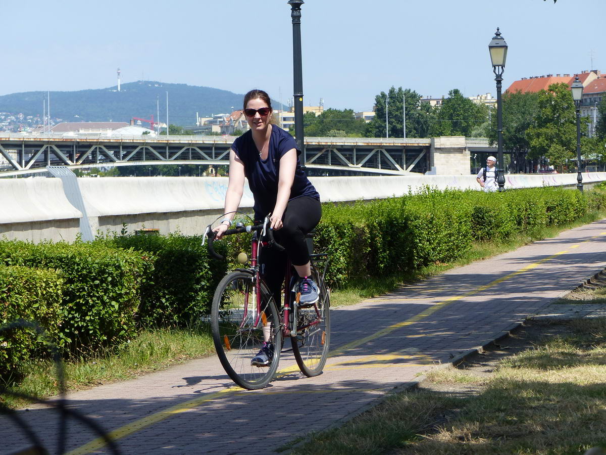 Szilvi kipróbálta az öreg Csepel Marathonomat. Azt mondta, ráz piszokul, pedig nincs is benne áram!