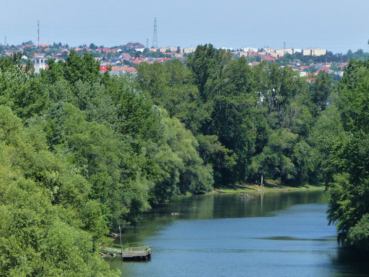 A Hárosi-öböl felett már látszik a Tétényi-fennsíkon a kis lakótelepünk. Oda kell még feltekernem.