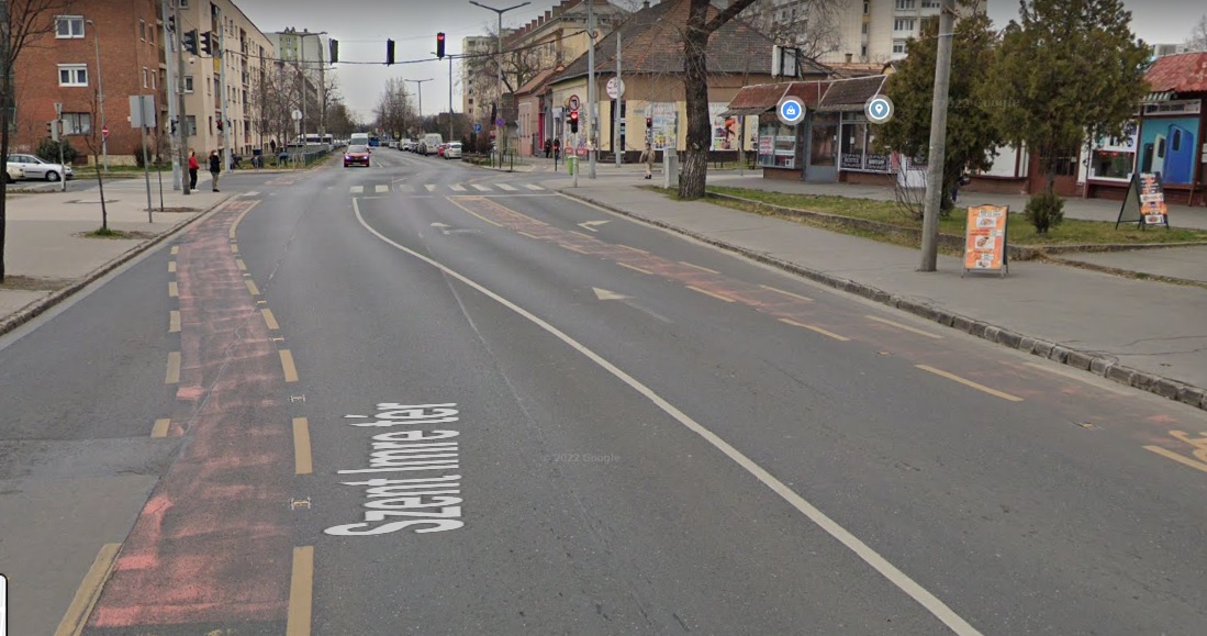 Egy képernyőmentés a Google streetview-ból, és a Szent Imre téren átkígyózó kerékpáros sávok láthatóak rajta