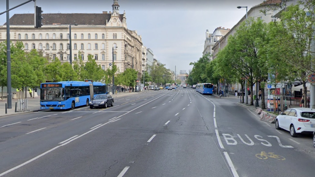 A Bajcsy-Zsilinszky úton mehetünk a jobboldali buszsáv kerékpáros nyomain, és a bal oldali járda kerékpárútján is. Mivel itt sem tudtam megállni fotózni, ez a kép is a Google streetview-ból lett átemelve ide.