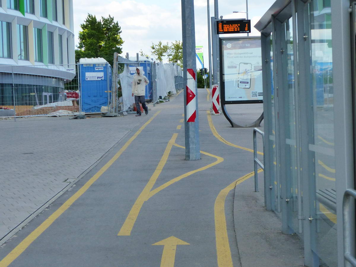 Szépségdíjas kerékpárút-kialakítás a Budapest One irodaház előtt, a buszmegállóknál