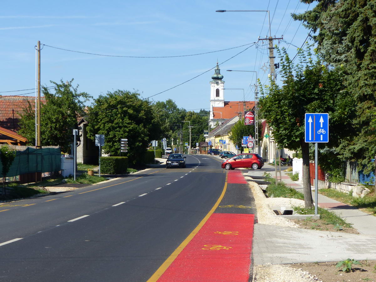 Etyek főutcáján vezet végig a Buba kerékpáros sávok formájában