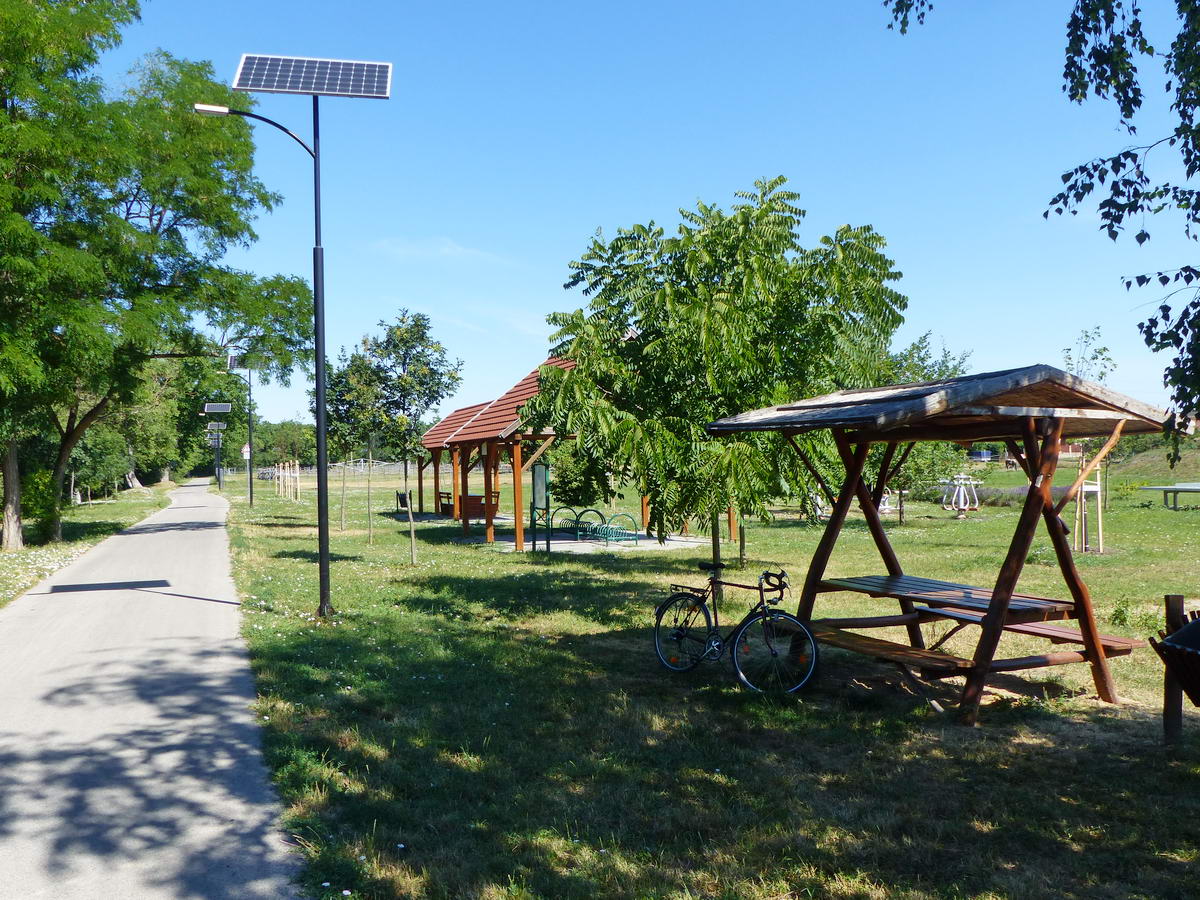 Kerékpáros pihenő Gyúró határában