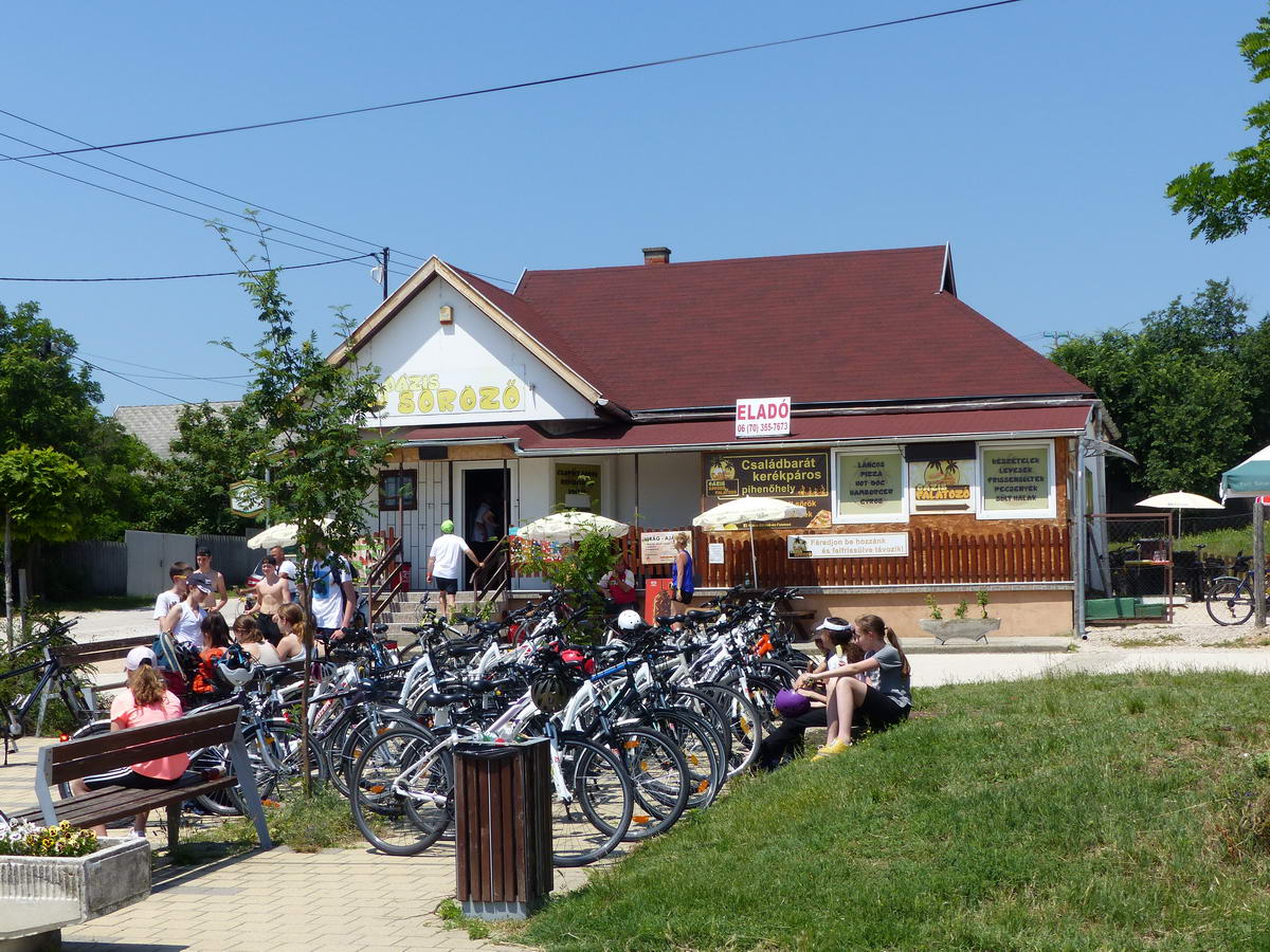 Népszerű kerékpáros pihenő Pákozdon az Oázis söröző