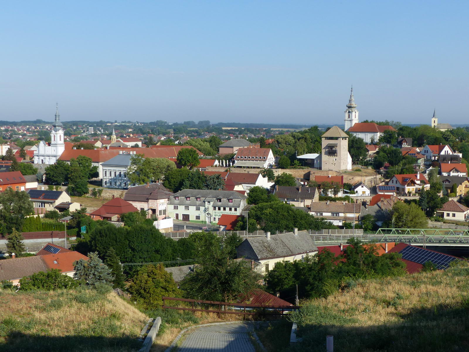 Látszik a szomszédos dombon a Csonkatorony is