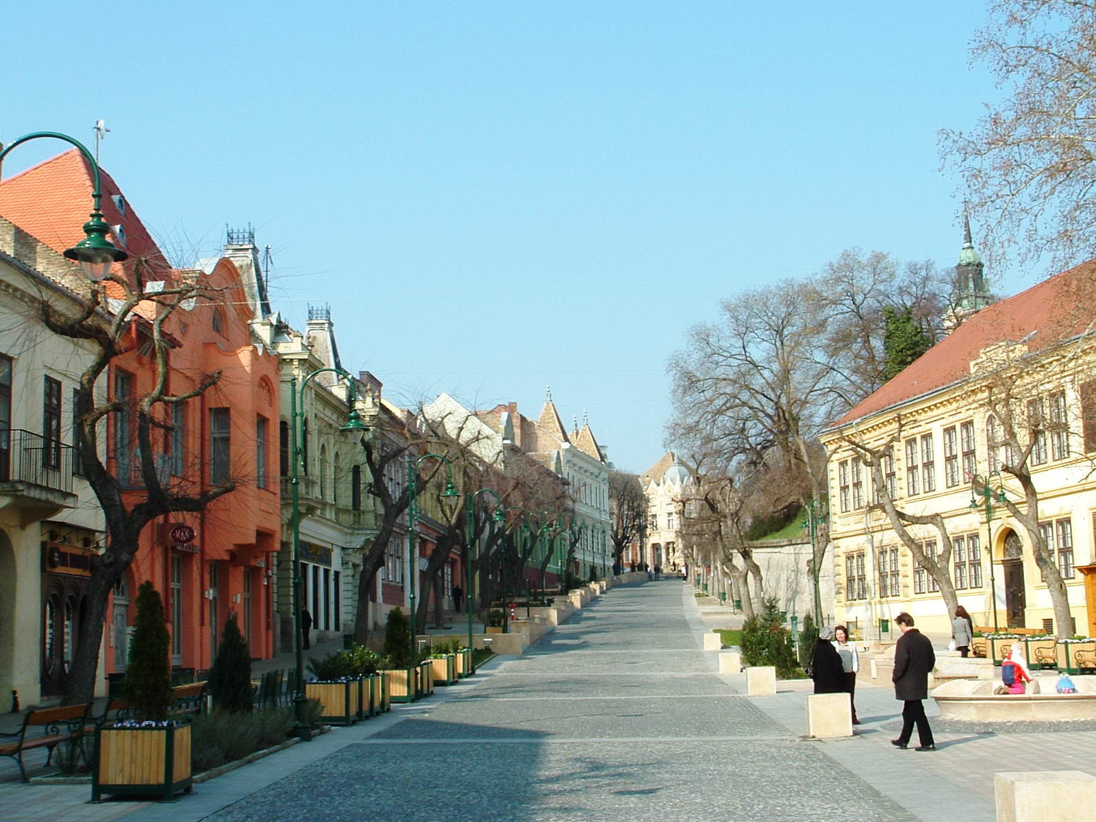 A Garay tér márciusban. Ilyenkor még látszanak az épületek a lombtalan fák mögött.