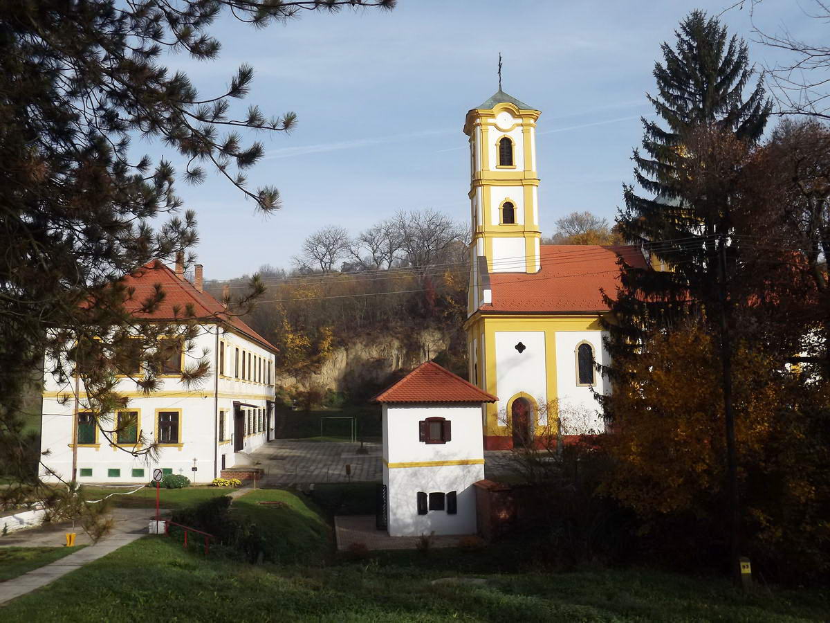 Balra a kolostor, jobbra a templom, középen a kútház épülete