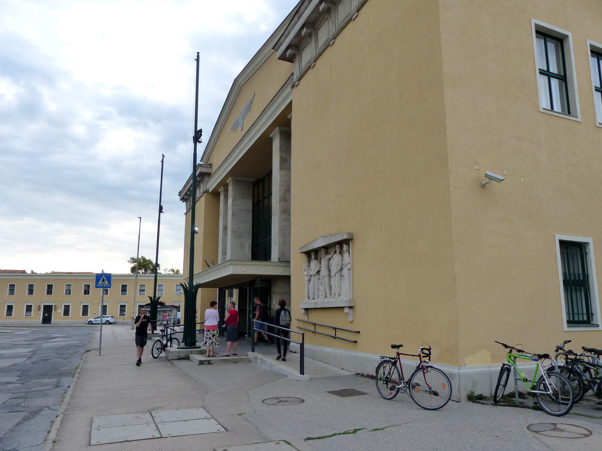 Menetkészen várakozik a bringa a székesfehérvári vasútállomás szocreál épülete előtt