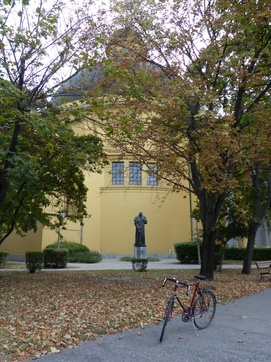 Prohászka Ottokár szobra az emléktemplom előtt áll