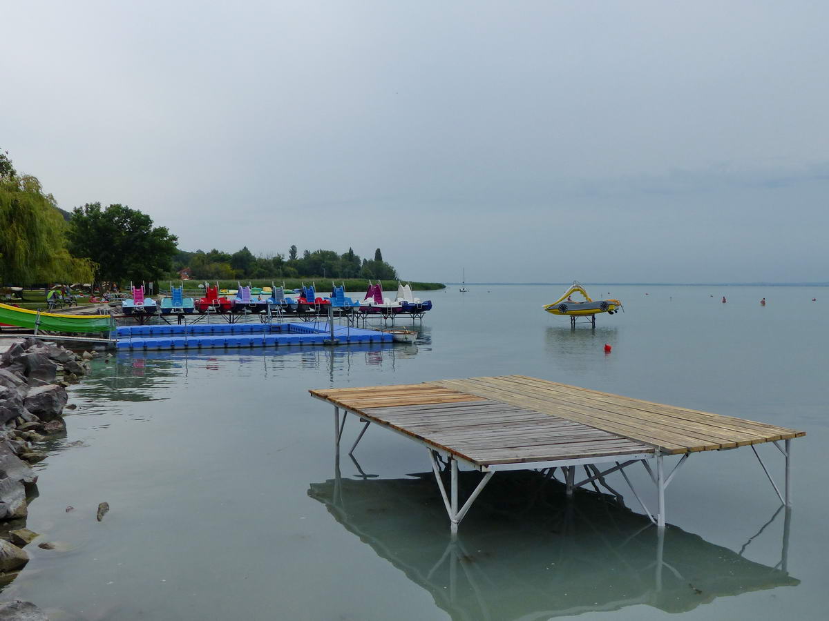 A Balaton a fűzfői strandról nézve