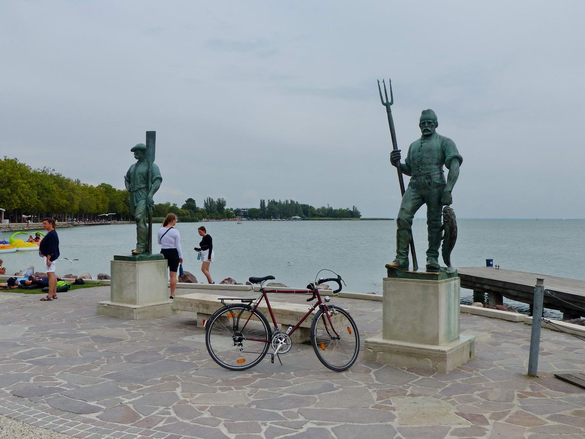 A révész és a halász szobránál áll most a bringa