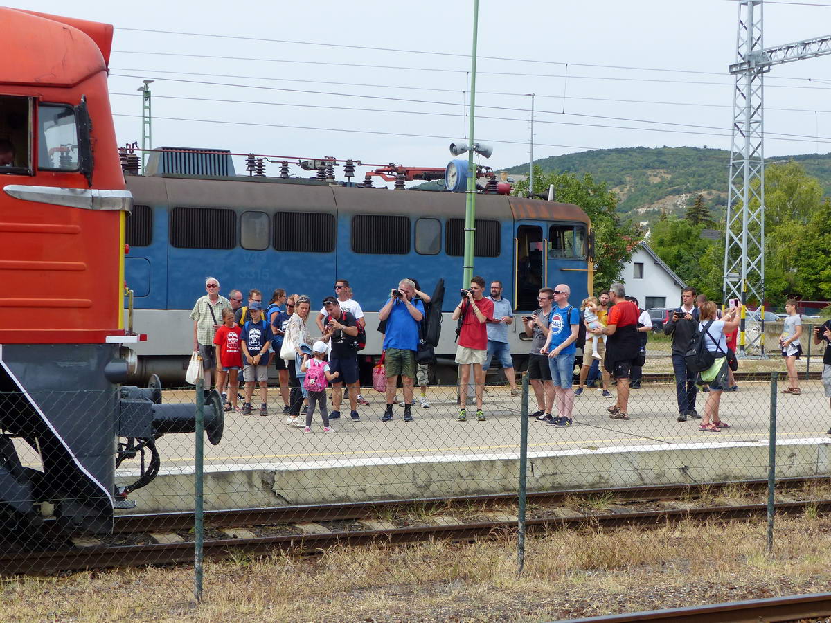 Vonatrajongók fényképezik a szépen helyreállított Szergejt