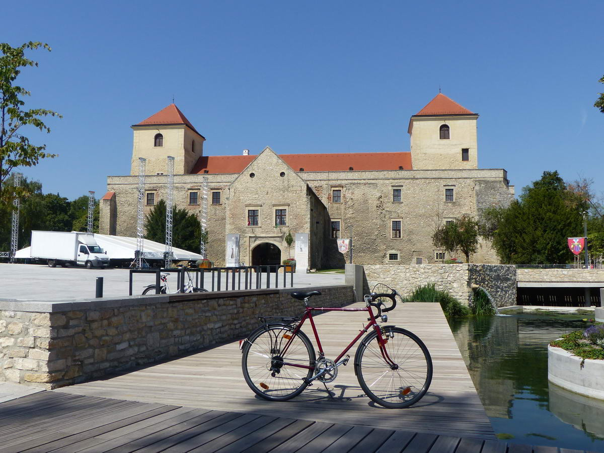 A várpalotai Thury vár előtt parkol a kerékpár