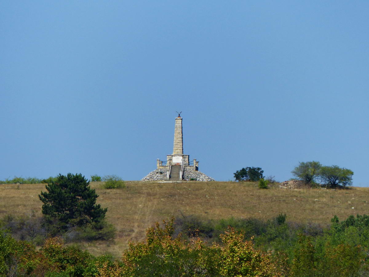 Csak távolról láttam a Vitéz Csörgey Károly obeliszket. Ez a kép a fényképezőgépem szinte legnagyobb zoomjával készült róla.