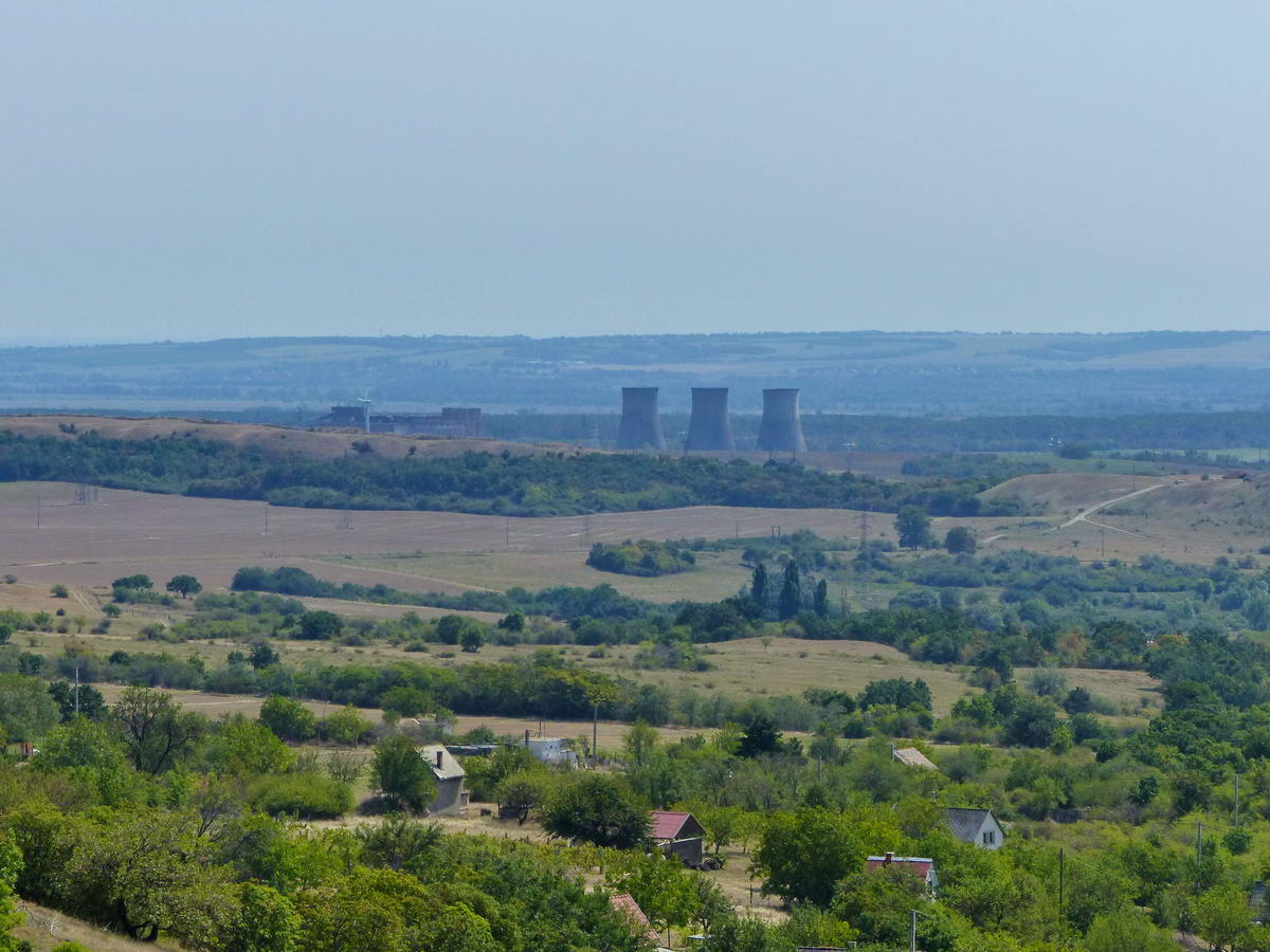 Az Inotai Erőmű hűtőtornyai és épületei