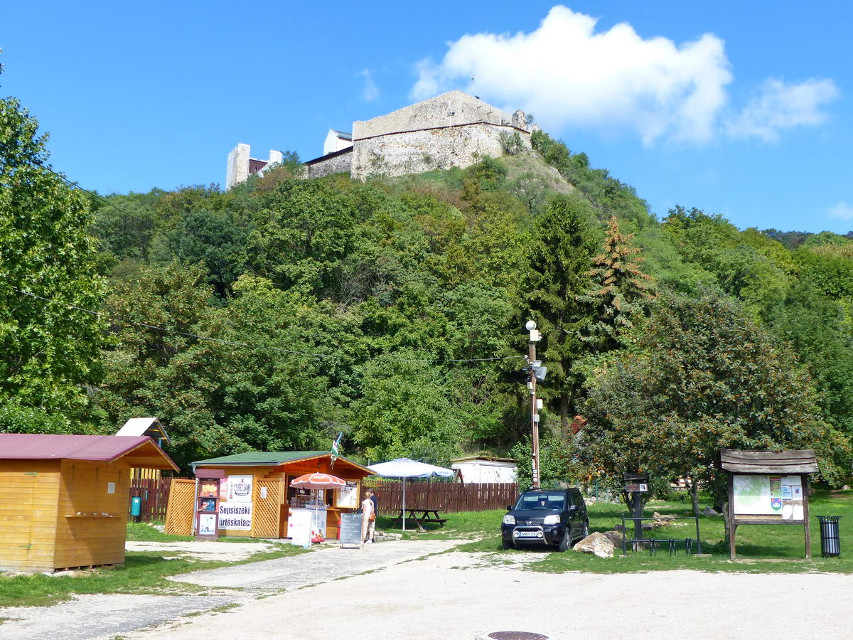 Csókakő vára a parkolóból nézve