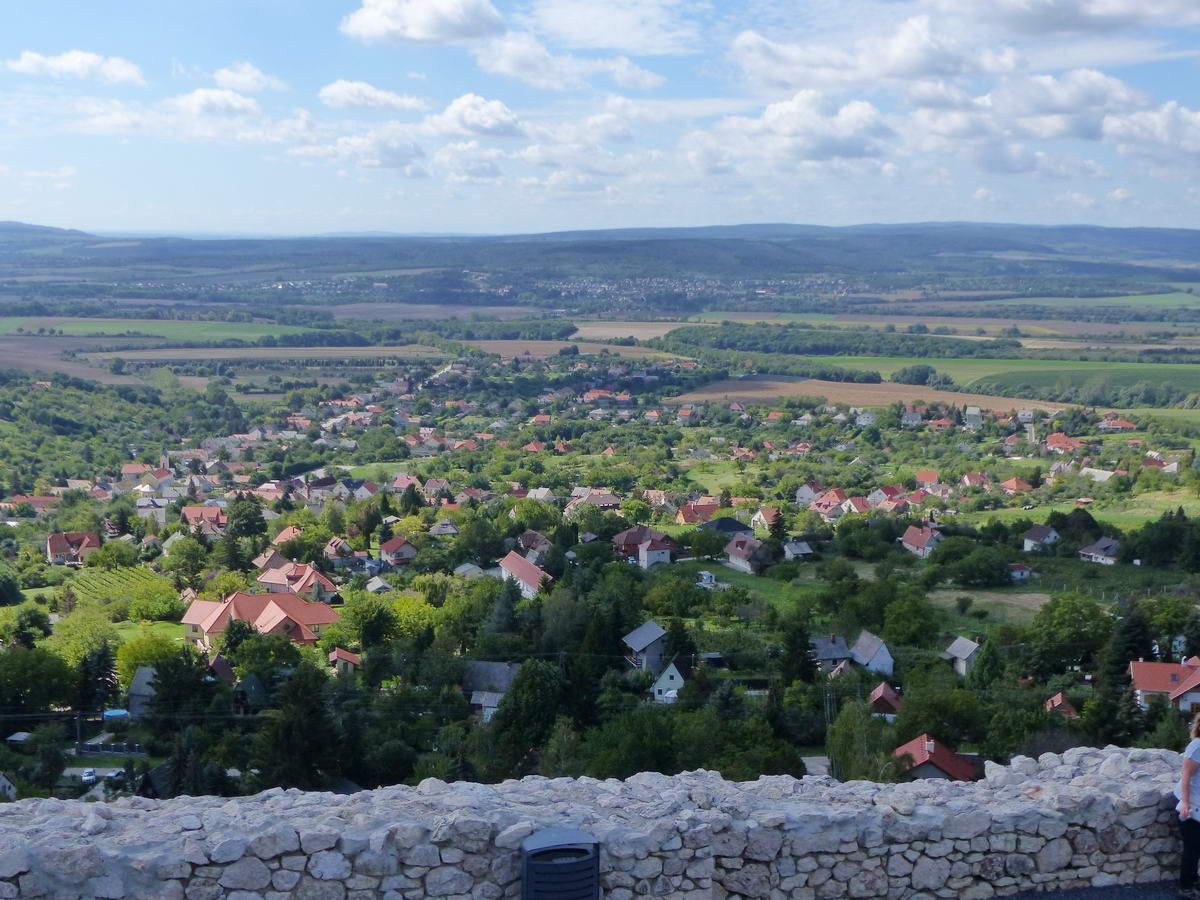 Csókakő és a Móri-árok panorámája a várból