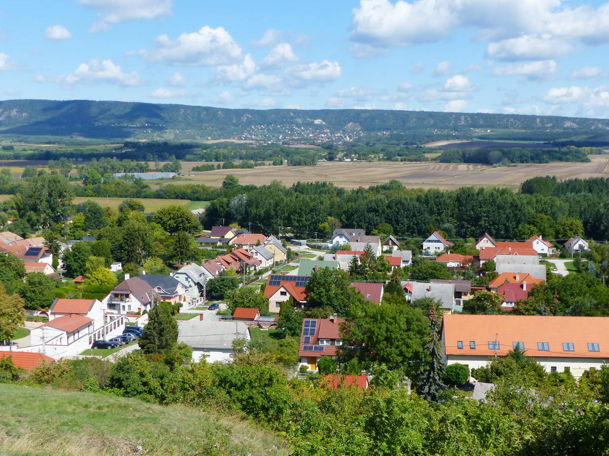 Kilátás a Móri-árokra és a Vértesre