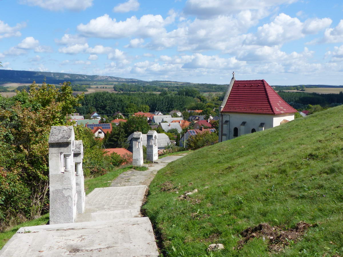 Felfelé a stációk mentén a Kálváriára. Visszatekintés a kápolnára.