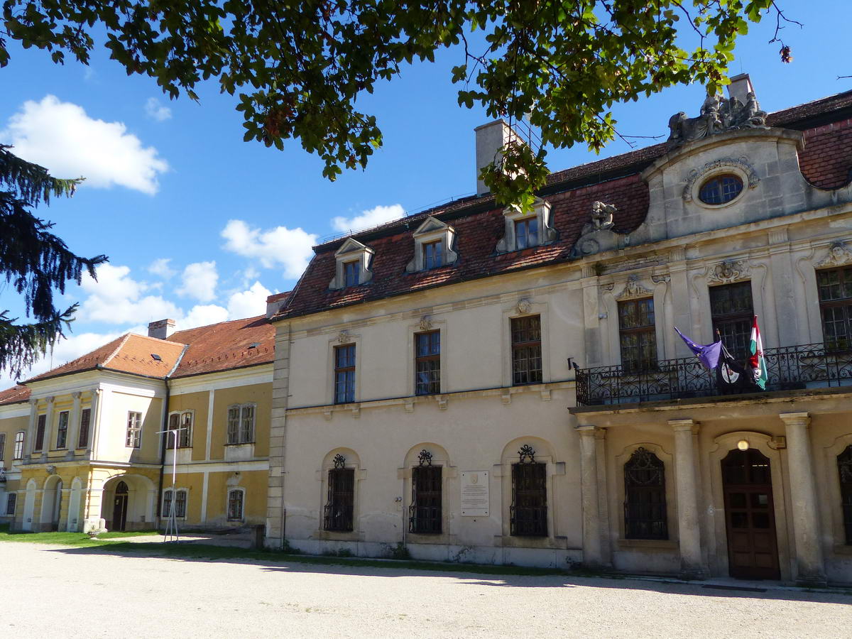 A kastély főbejárata északnyugat felé néz