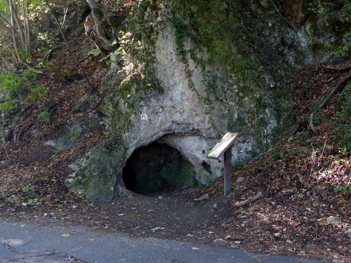 Az Átjáró-barlang alsó bejárata az út mellett nyílik...
