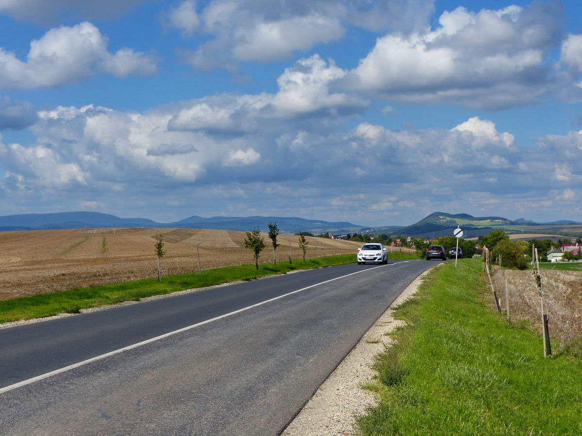 Kilátás a Gerecsére a Szomor előtti dombhátról