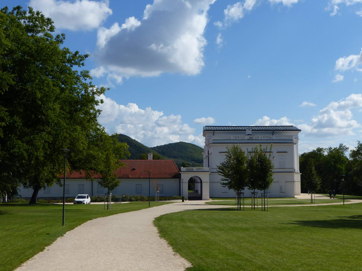 A Sándor-Metternich kastély a kétpúpú Őr-hegy lábainál áll