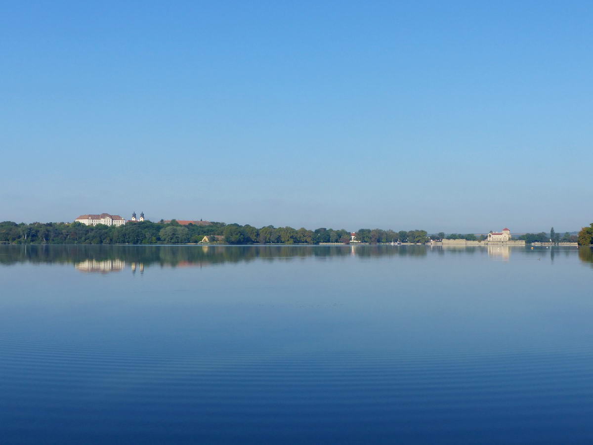 Az Öreg-tó partján futó sétányról már jól látszott az Esterházy kastély és a Tatai vár is