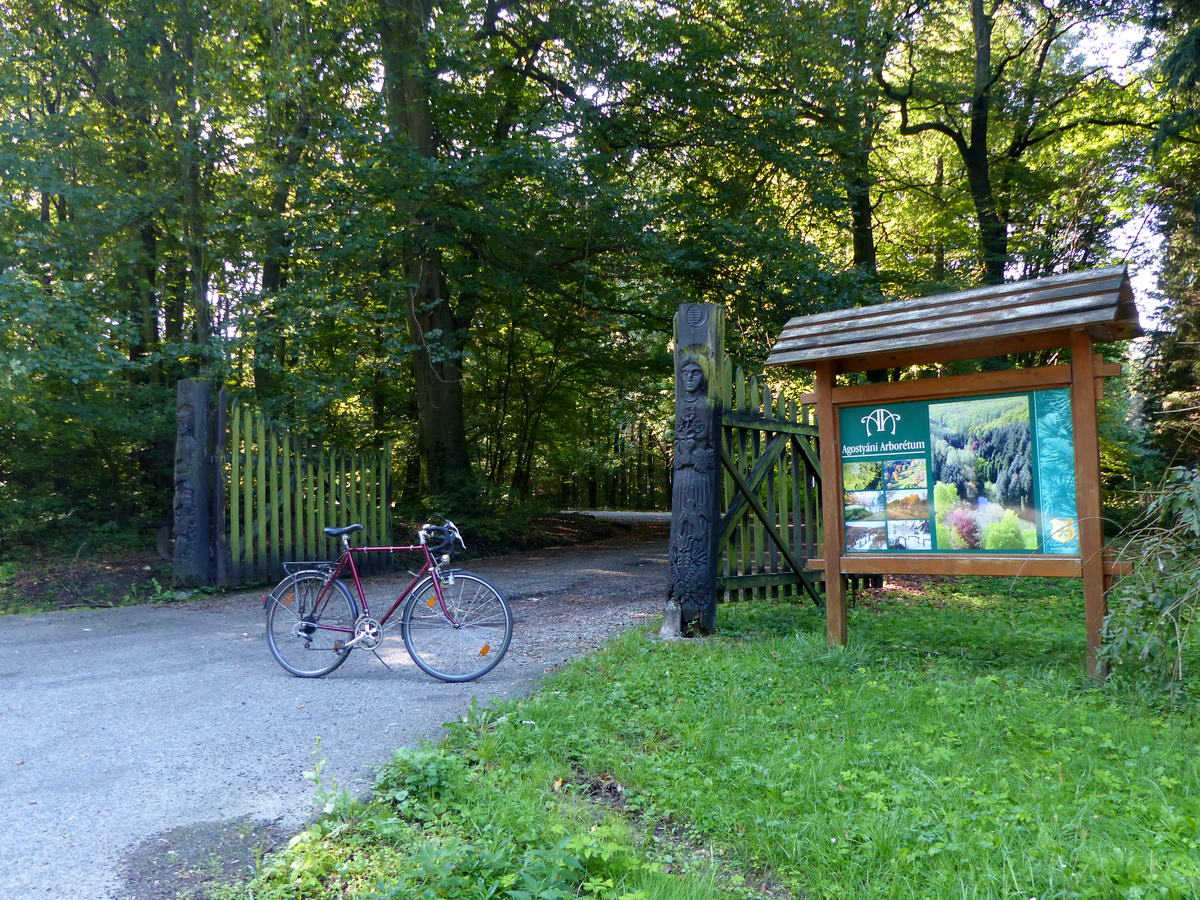 Rövid pihenő az Agostyáni Arborétum kapujánál