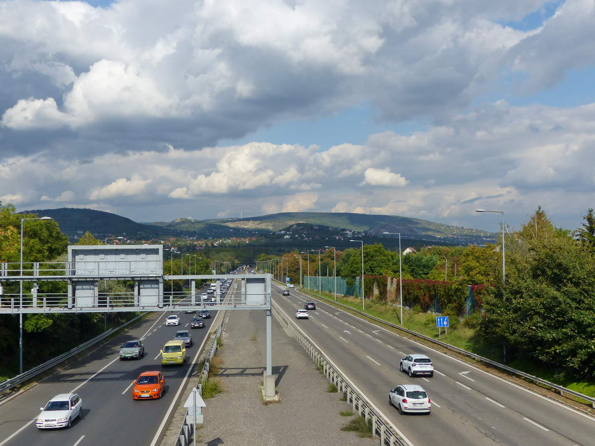 Az M7-es hídjáról letekintve már jól látszott a Budai-hegység