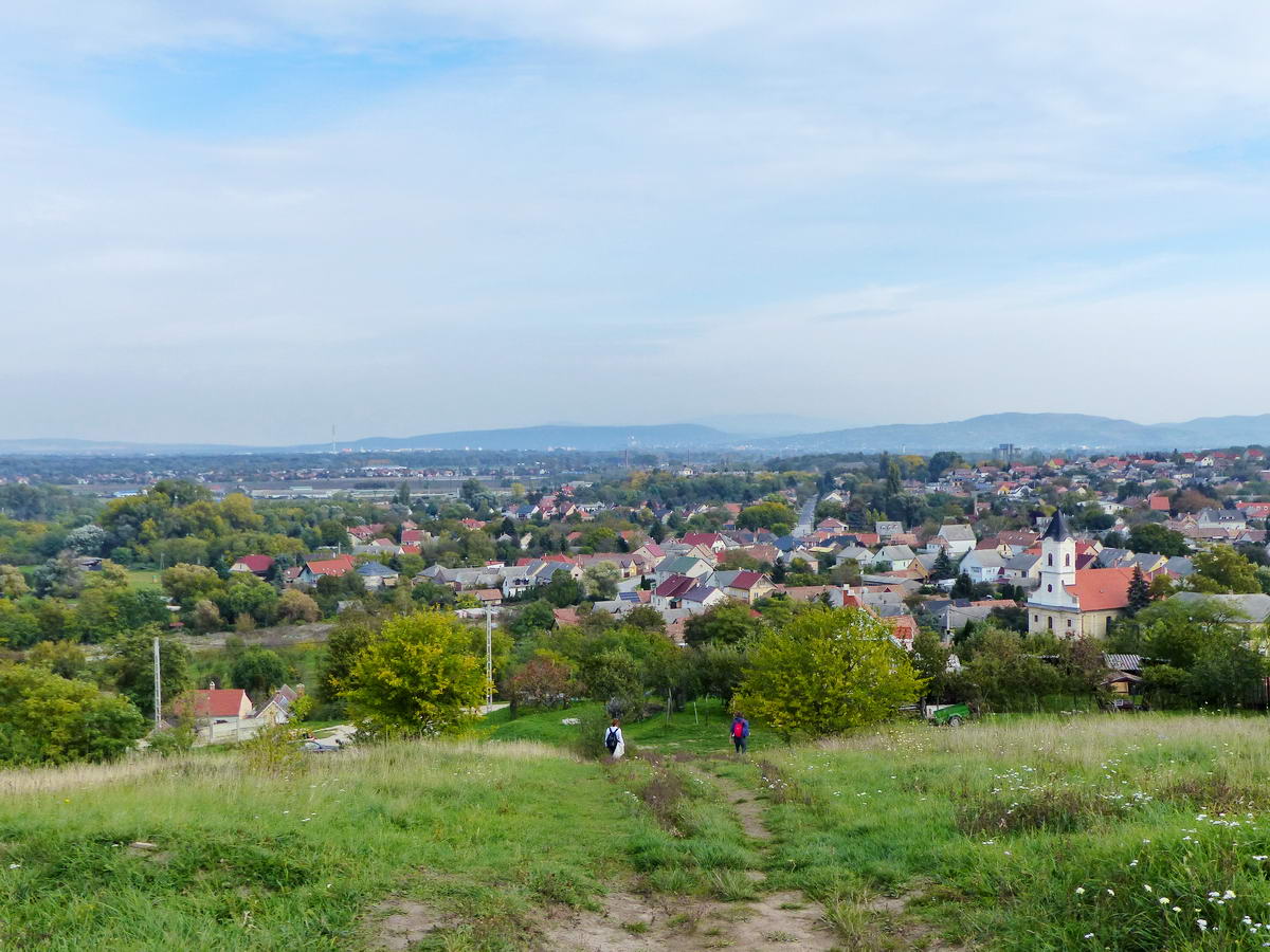 Visszapillantás Tokodra a kapaszkodás kezdetén