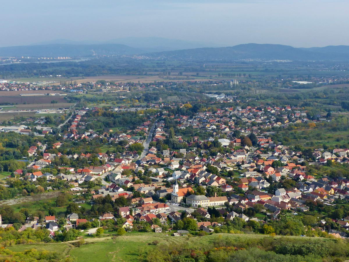 Letekintés a Hegyes-kőről a lábainál elterülő Tokodra