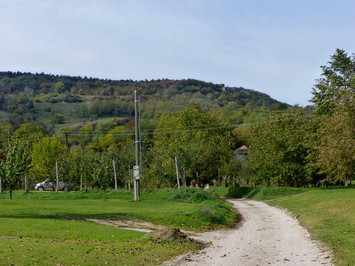 Előretekintve már jól látszik az utam utolsó megmászandó hegye, a Kőszikla