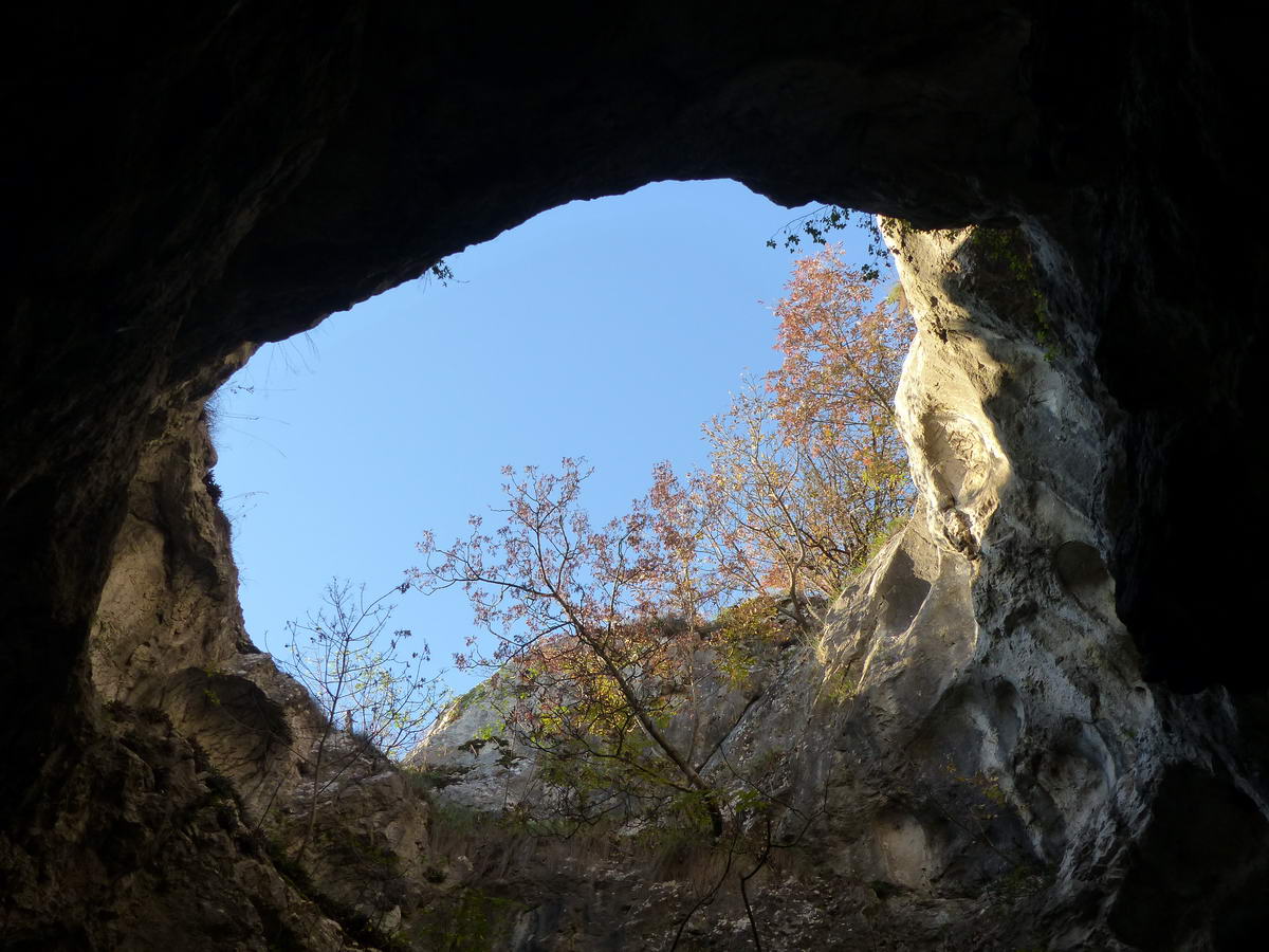 A barlang tetején lévő beszakadáson keresztül kap fényt a tágas bejárati csarnok