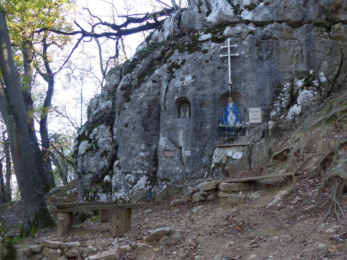 Erdei kegyhely a Kis-Gerecse oldalában